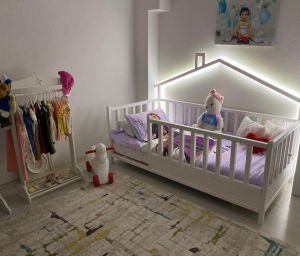 Baby Kinder Wh. Back Roofed Doğal Ahşap Yatak Montessori Bebek ve Çocuk Karyolası Mat Beyaz - 70 x 130